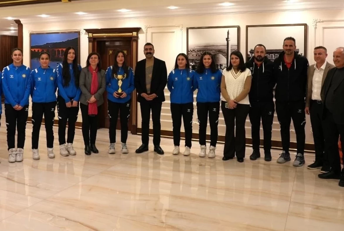 Diyarbakır'da Genç Kadınlar Voleybol Takımı, Ödül Töreninde Gururla Karşılandı!
