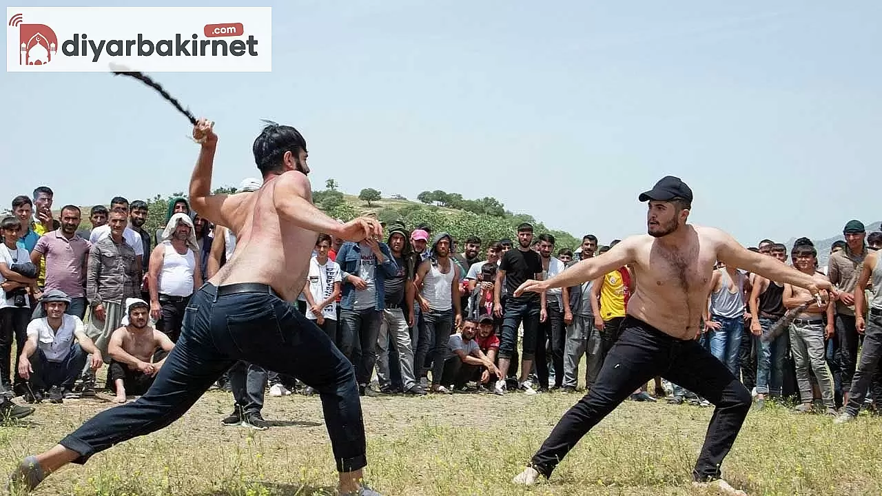 Diyarbakır Dicle'de geleneksel kamçı oyunu kana bulandı!