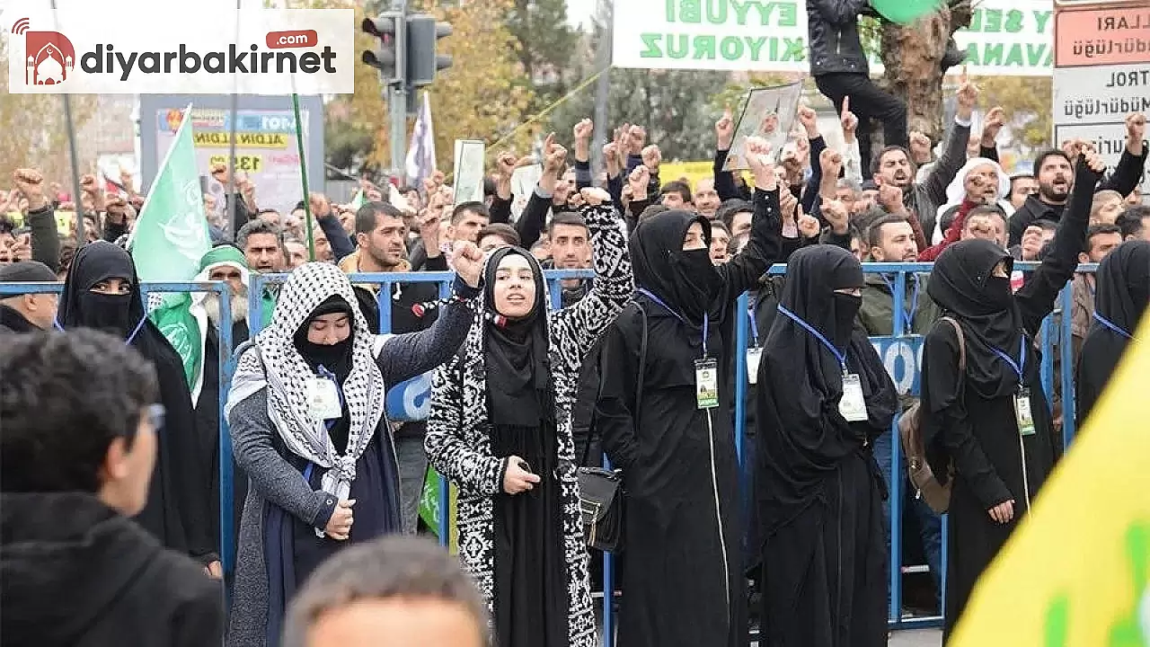 Çarşaflı kadınlar kafede protesto gösterisi düzenledi!