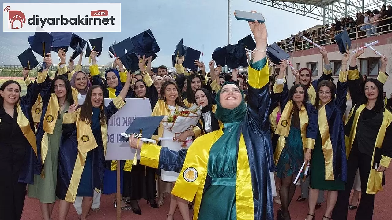 Dicle Üniversitesi Edebiyat Fakültesinde mezuniyet sevinci