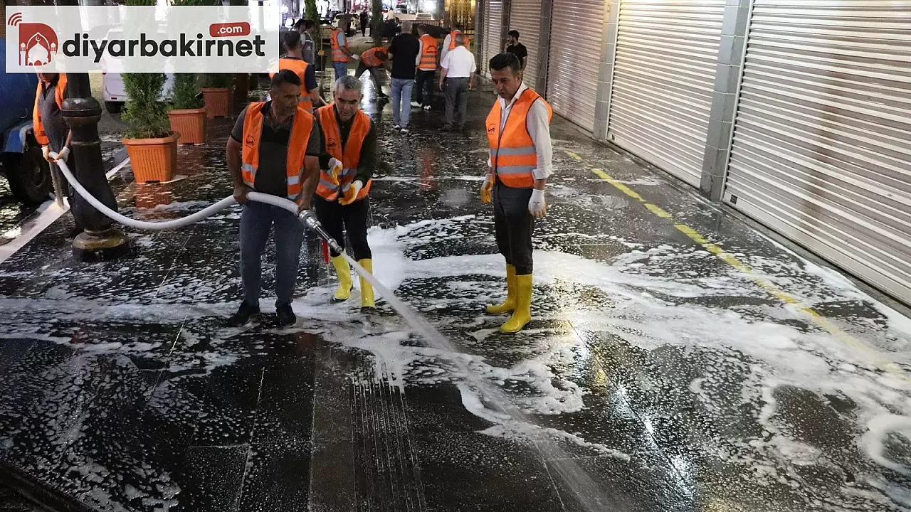 Sur ilçesinde bulunan tarihi yapılar, belediye ekipleri tarafından gül suyu ile temizlendi