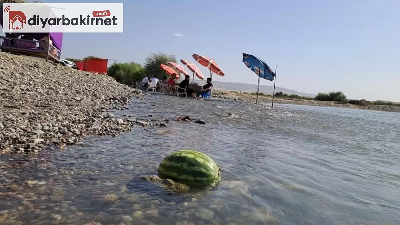 Batman'da Hava Sıcaklığı Yükseliyor, Vatandaşlar Serinlemek İçin İlginç Yerlere Akın Ediyor