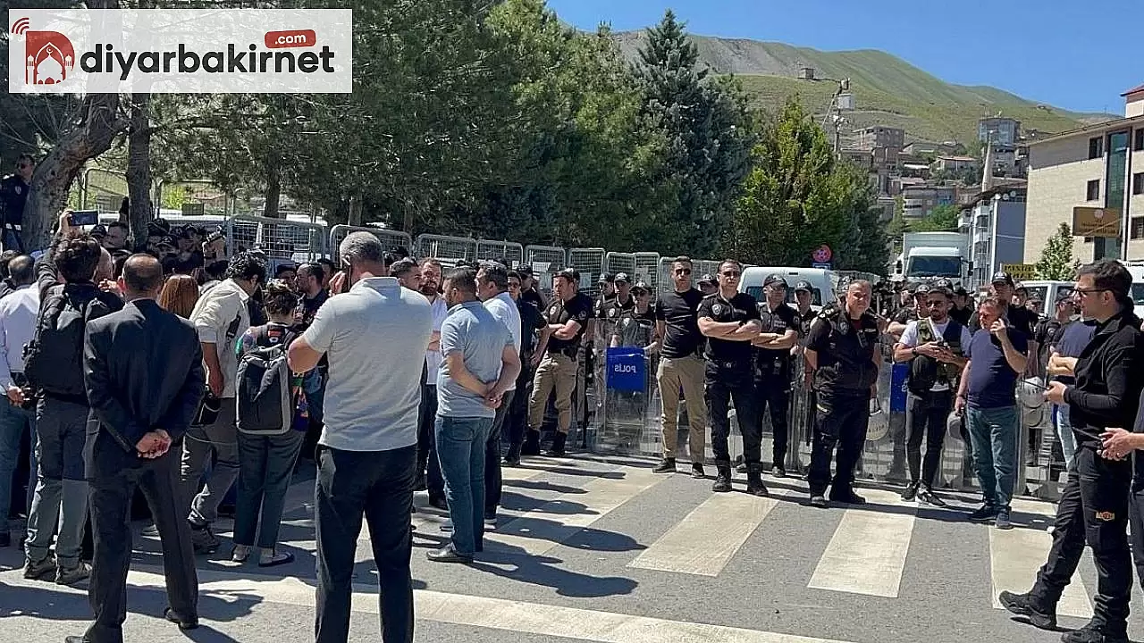 Çevik Kuvvet Yoğun Önlem Aldı: Hakkari Belediye Başkanı Adliyeye Getirildi