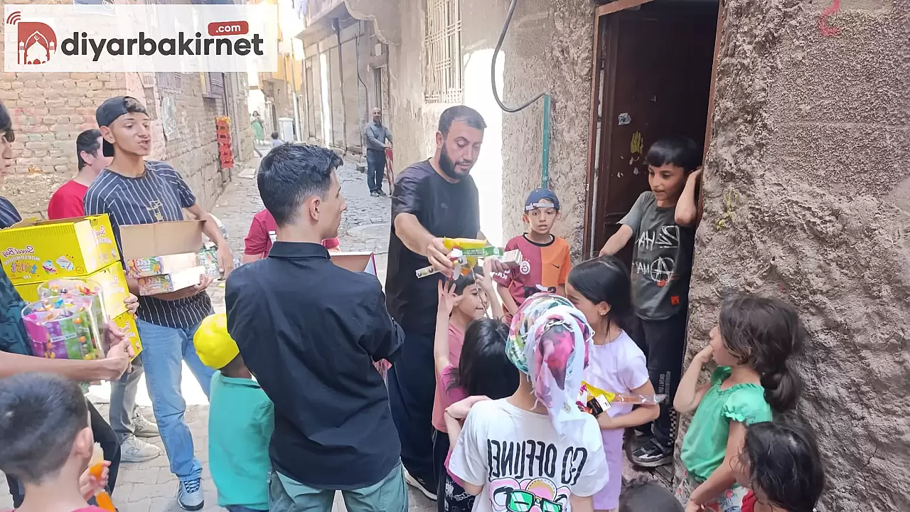 Muhtar Orhan Çakmak, Sur'daki Çocuklara Bayram Harçlığı Dağıtıyor