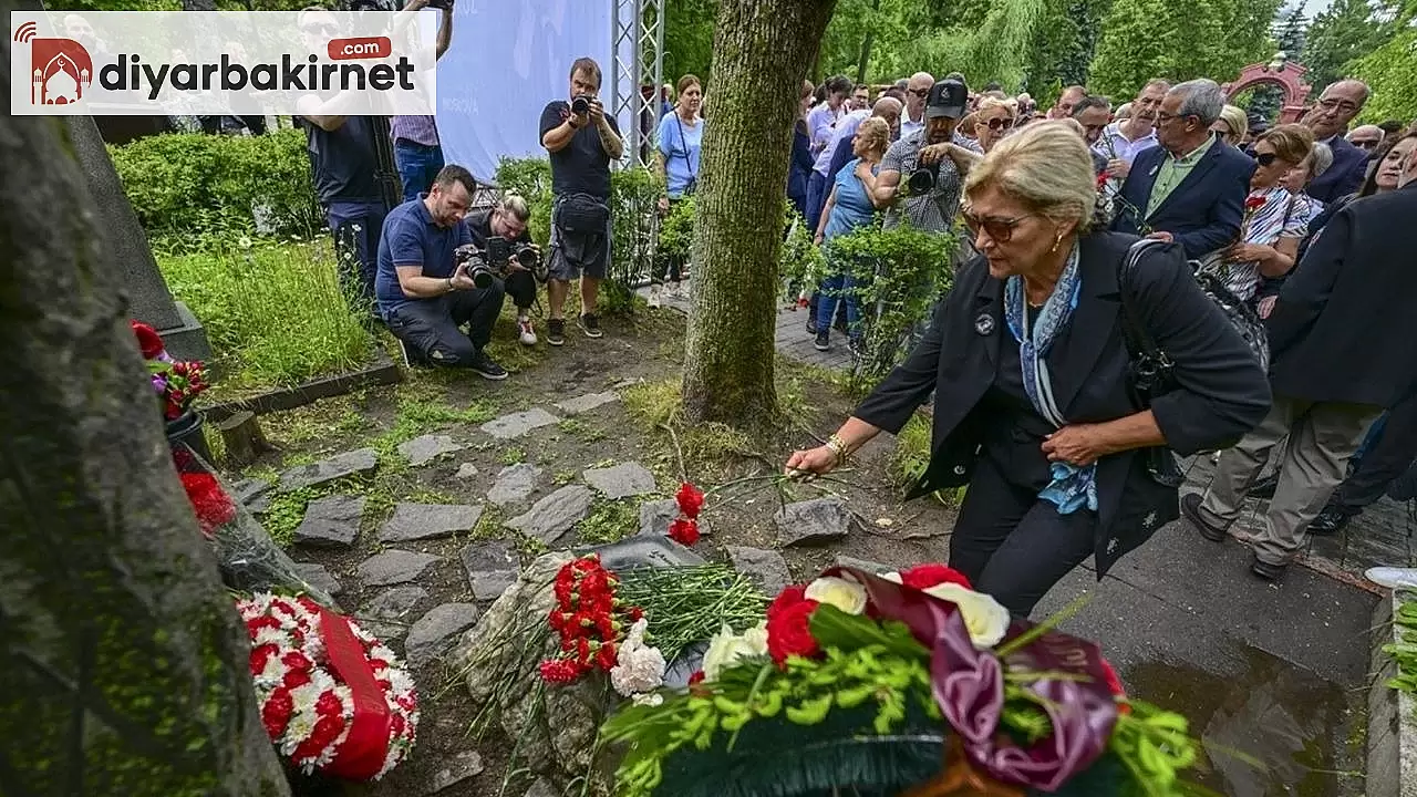 Şair Nazım Hikmet Mezarı Başında Anıldı:Birçok Sanatçı Oradaydı