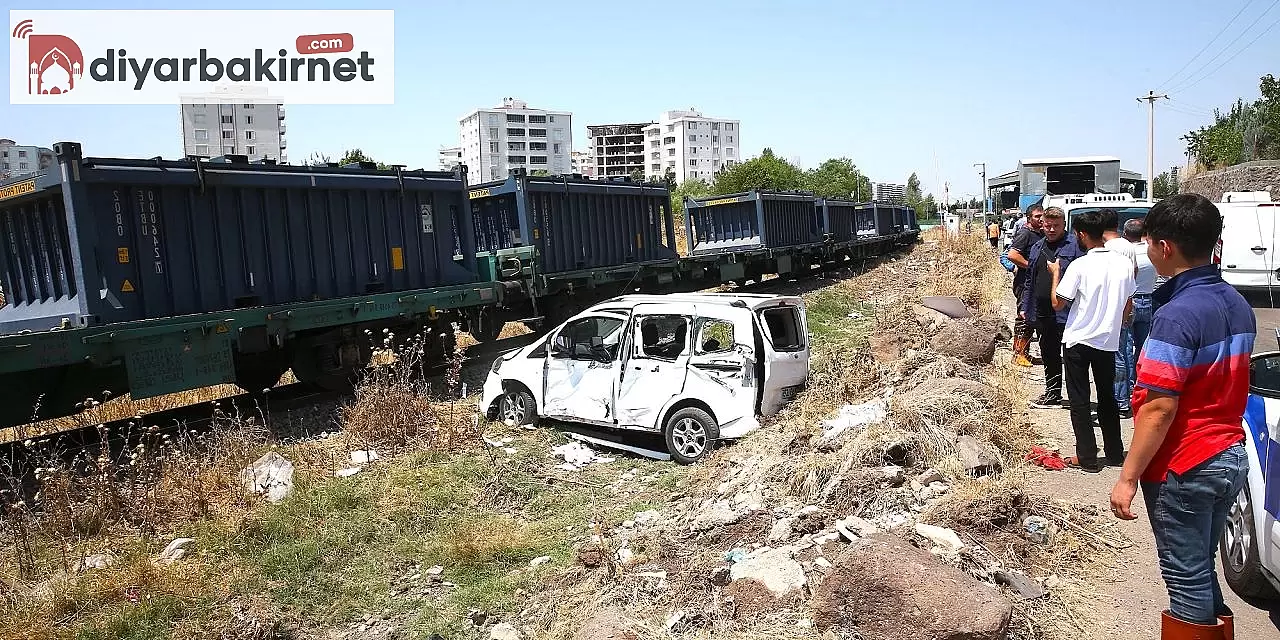 Diyarbakır'da Yük Treni ile Hafif Ticari Araç Çarpıştı: Olayda Yaralılar Bulunuyor