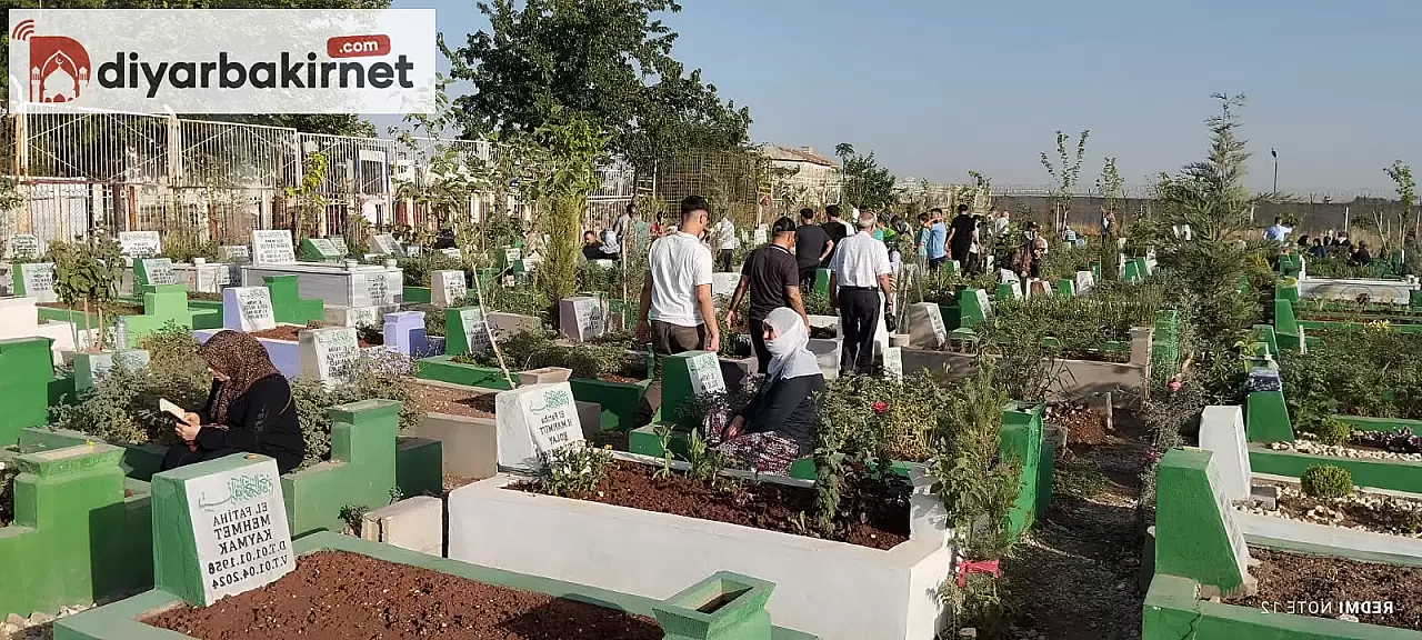 Mezarlık, ziyaretçilerin akınına uğradı