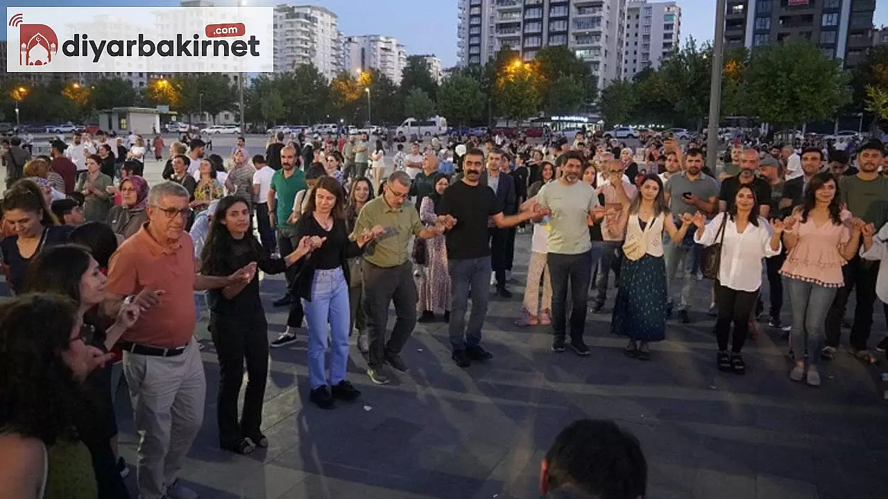 Sanatçı Kasım Taşdoğan Diyarbakır'da Halk Buluşması'nda!