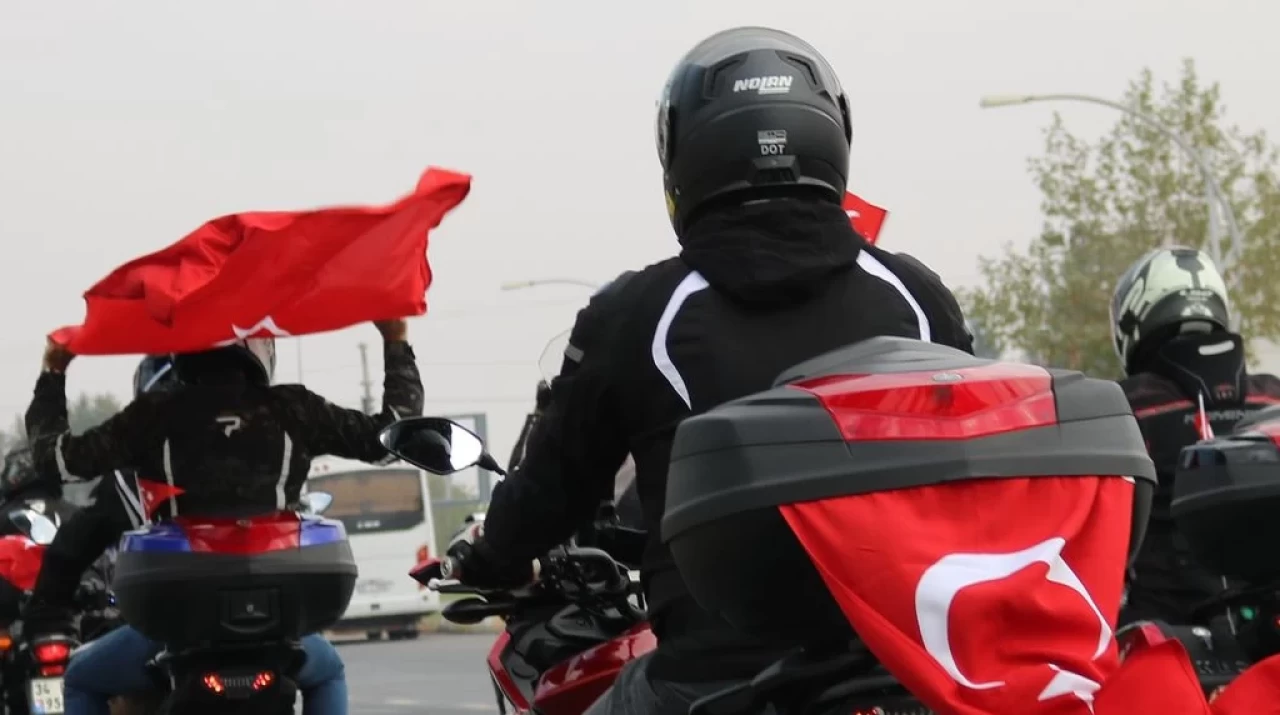 Diyarbakır'da Motor Severler, 29 Ekim Cumhuriyet Bayramı'na Özel Yapılan Konvoy İle Coşkuyla Kutladılar