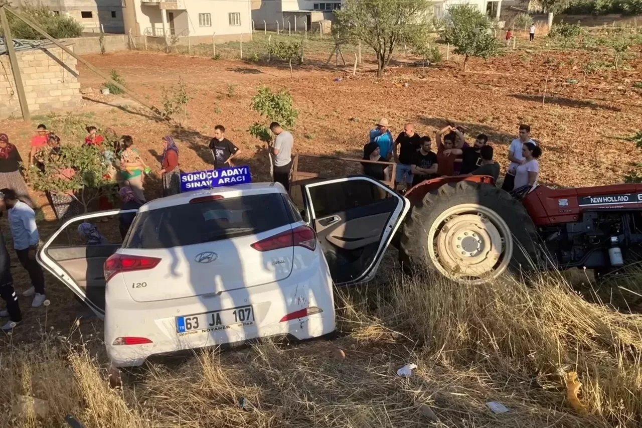 Şanlıurfa'da Otomobil ile Traktör Çarpıştı: 4 Yaralı