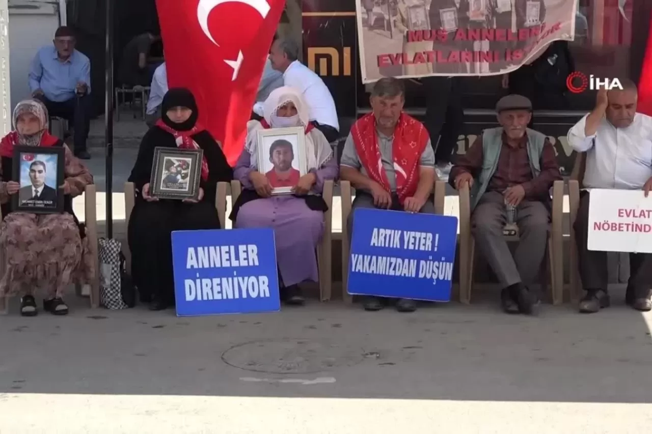 Muş'ta Evlat Nöbeti: "Oğlumu Liseden Alıp Dağa Götürdüler"