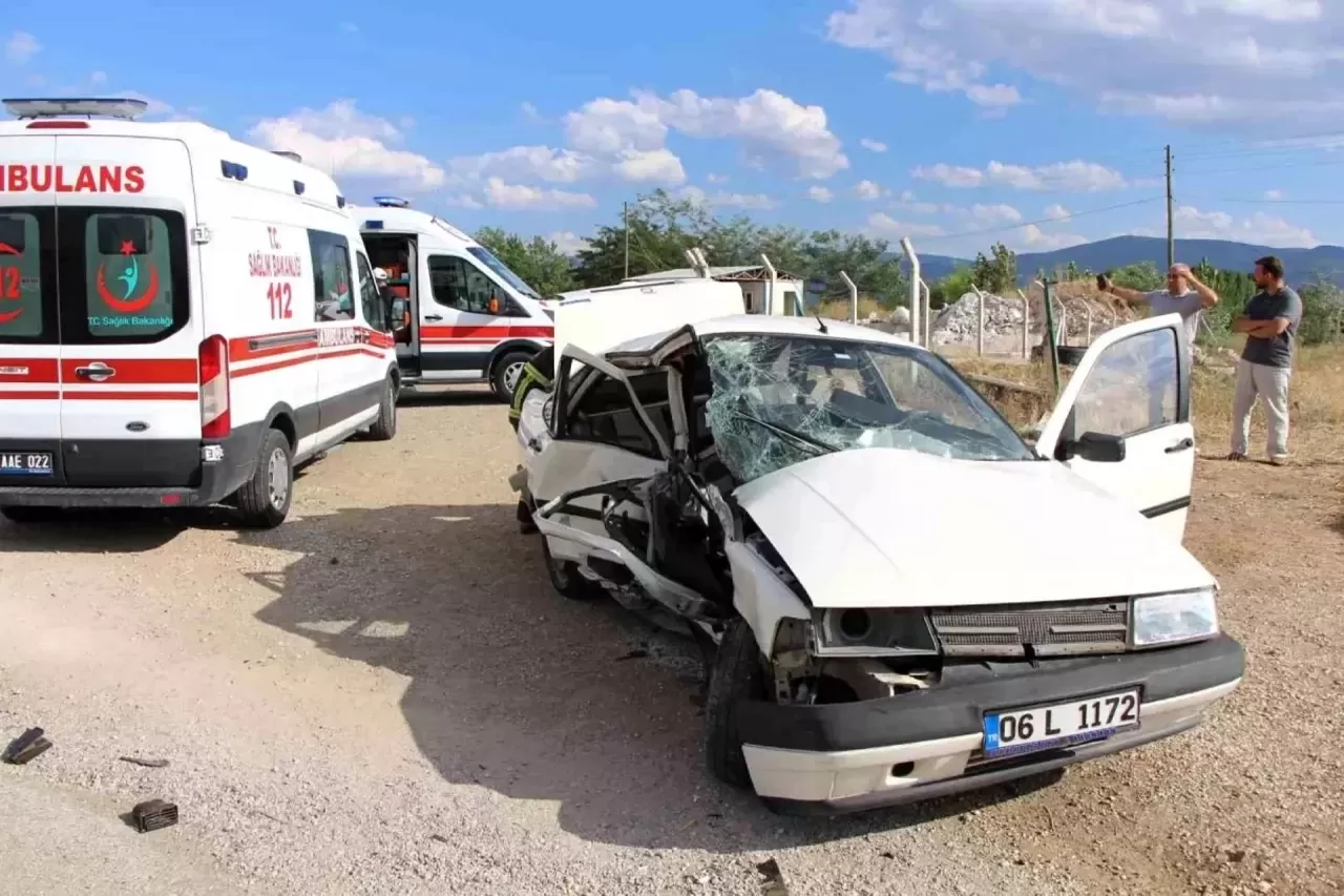 Amasya'da İki Araç Çarpıştı: Sürücüler Yaralandı