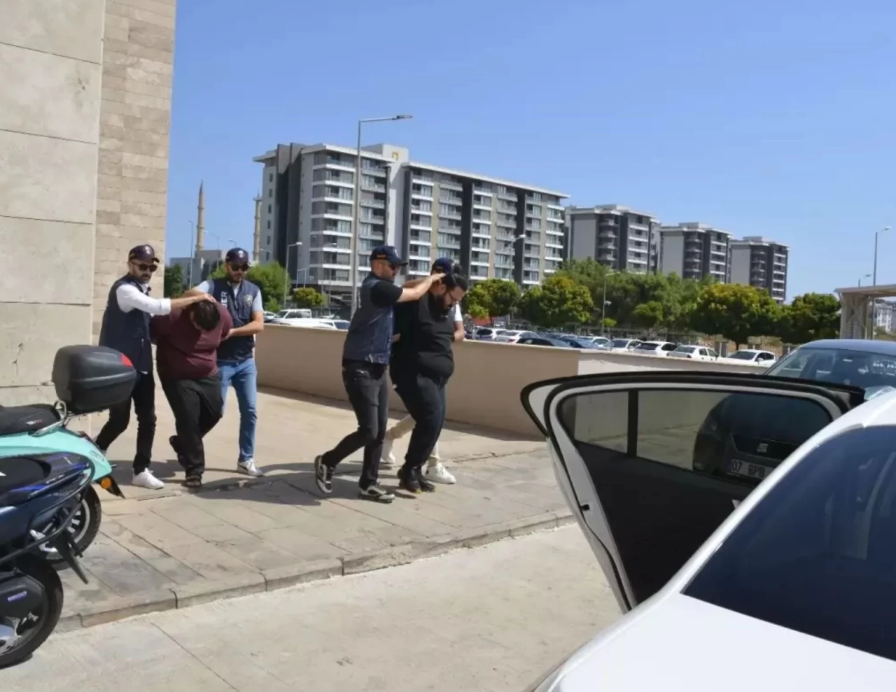 Antalya’da Sosyal Medya Ünlüleri Müstehcen İçerik Nedeniyle Tutuklandı