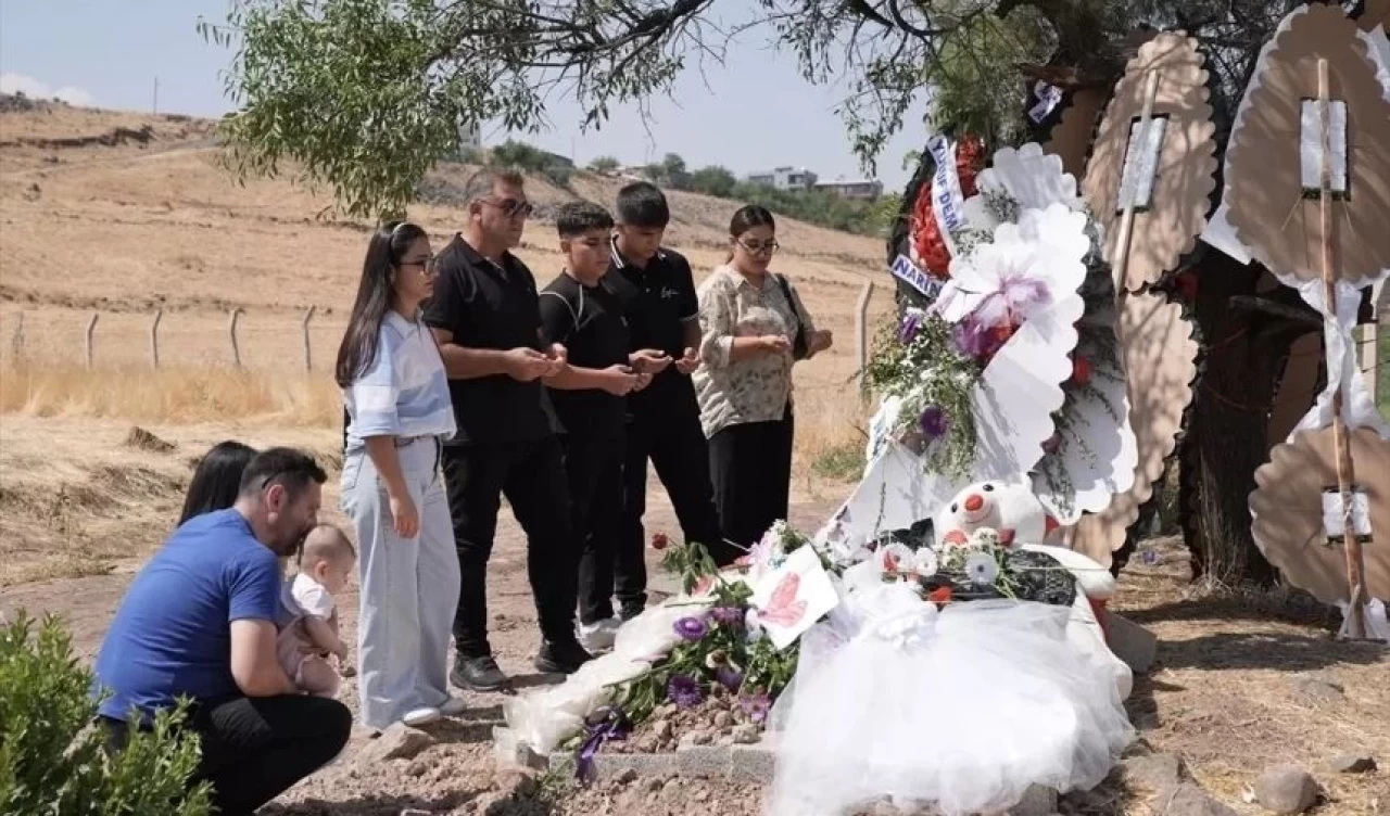 Diyarbakır'da Katledilen 8 Yaşındaki Narin Güran'ın Mezarı Ziyaretçi Akınına Uğruyor