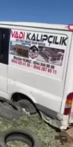 Lastiği patlayan araç yolda devrildi: 5 kişi yaralandı