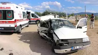 Amasya'da İki Araç Çarpıştı: Sürücüler Yaralandı