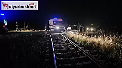 Diyarbakır'da Yük Treni ile Otomobil Kaza Yaptı: 2 Kişi Yaralandı