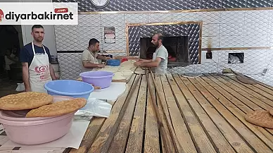 Video - Diyarbakır'da Bayram Öncesi Fırınlarda Yoğun Çörek Üretimi Devam Ediyor