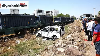 Diyarbakır'da Yük Treni ile Hafif Ticari Araç Çarpıştı: Olayda Yaralılar Bulunuyor