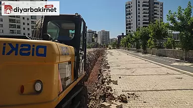 Diyarbakır'da bulvar üzerinde yürütülen içme suyu hattı çalışması devam ediyor