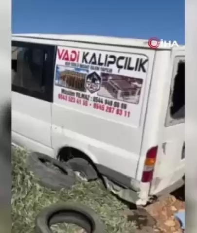 Lastiği patlayan araç yolda devrildi: 5 kişi yaralandı