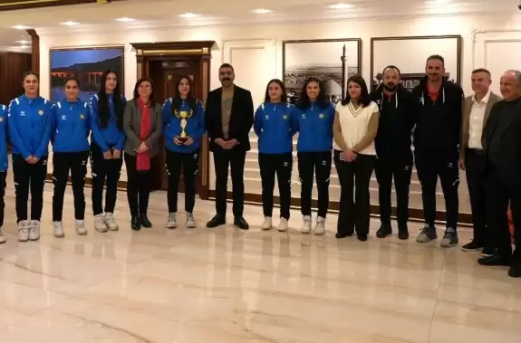 Diyarbakır'da Genç Kadınlar Voleybol Takımı, Ödül Töreninde Gururla Karşılandı!