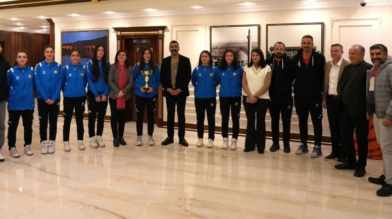 Diyarbakır'da Genç Kadınlar Voleybol Takımı, Ödül Töreninde Gururla Karşılandı!