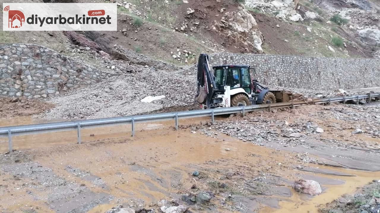 Siirt Pervari’de heyelan sonucu karayolu ulaşıma kapandı