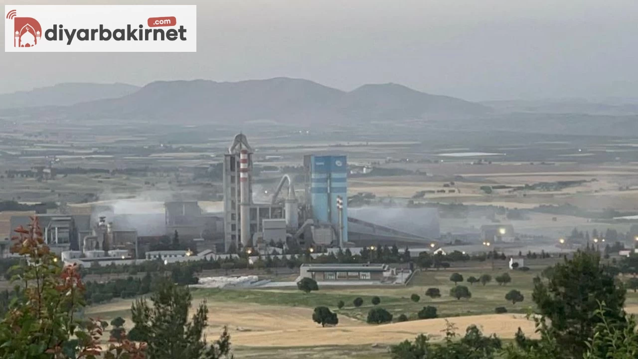 Fabrikadan Çıkan Dumanlar Tehlike Saçıyor! Halk Tedirgin