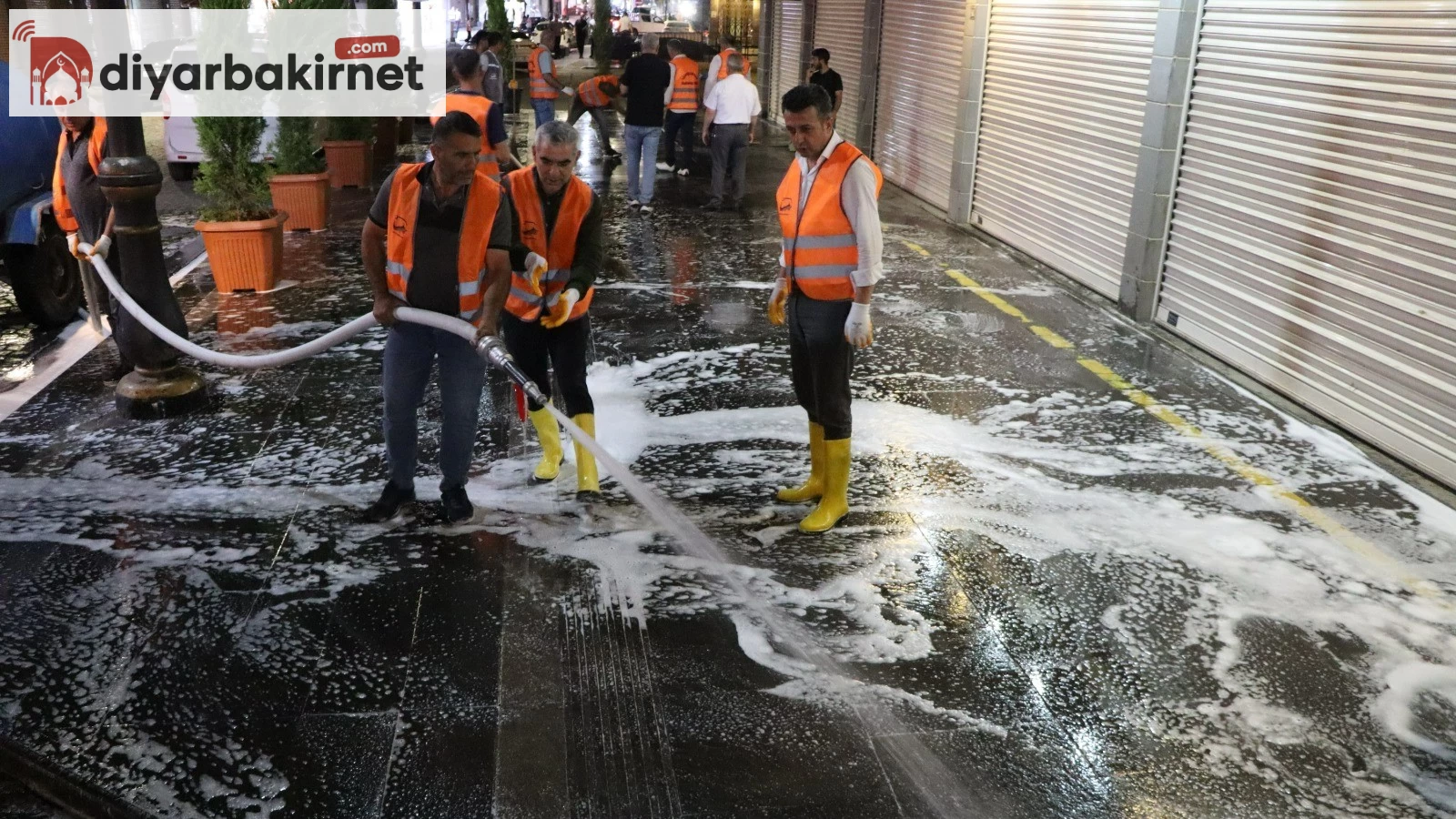 Sur ilçesinde bulunan tarihi yapılar, belediye ekipleri tarafından gül suyu ile temizlendi