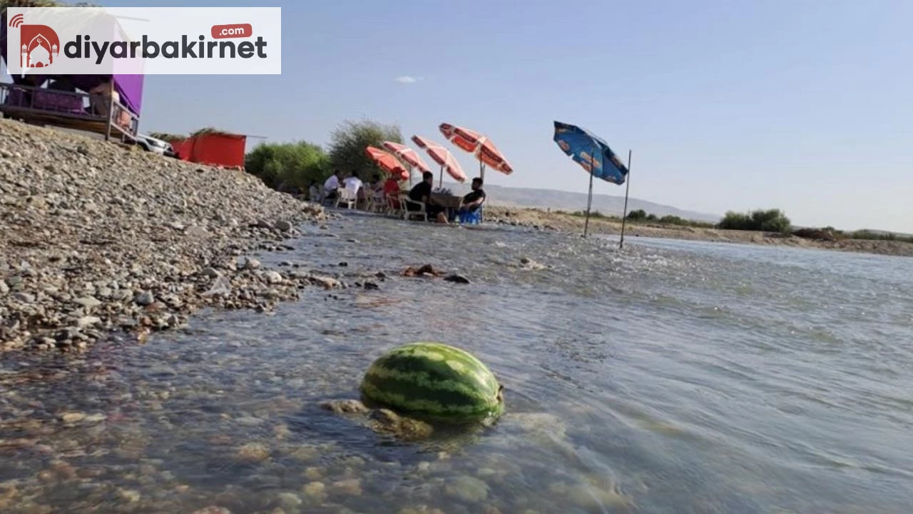 Batman'da Hava Sıcaklığı Yükseliyor, Vatandaşlar Serinlemek İçin İlginç Yerlere Akın Ediyor