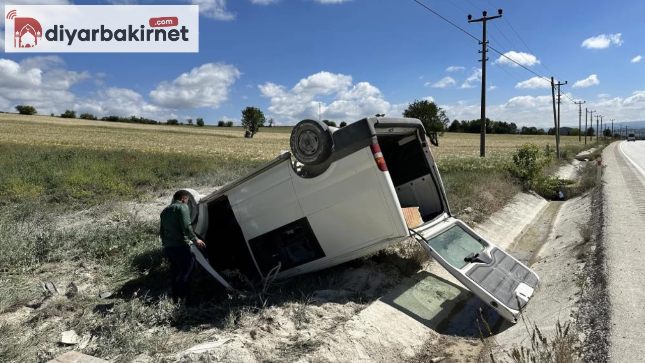 Minibüs Kaza Yaptı, 2 Kişi Yaralandı!