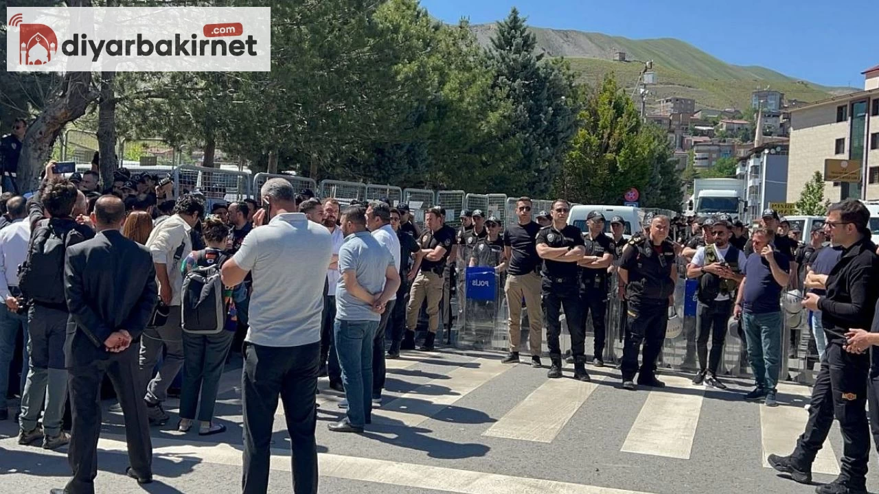 Çevik Kuvvet Yoğun Önlem Aldı: Hakkari Belediye Başkanı Adliyeye Getirildi