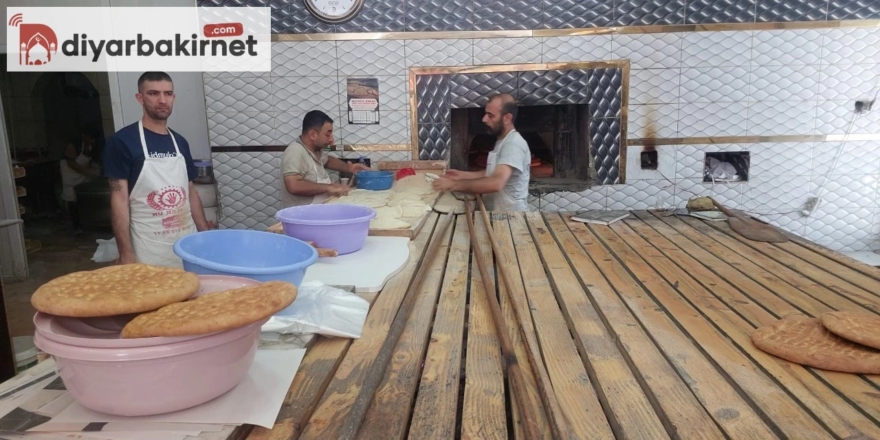 Video - Diyarbakır'da Bayram Öncesi Fırınlarda Yoğun Çörek Üretimi Devam Ediyor