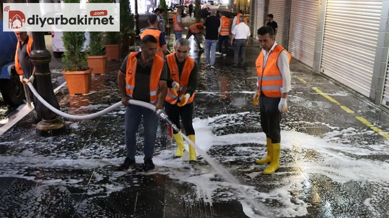 Diyarbakır'da Sur ilçesindeki sokaklar, gül suyuyla yıkanarak temizlendi