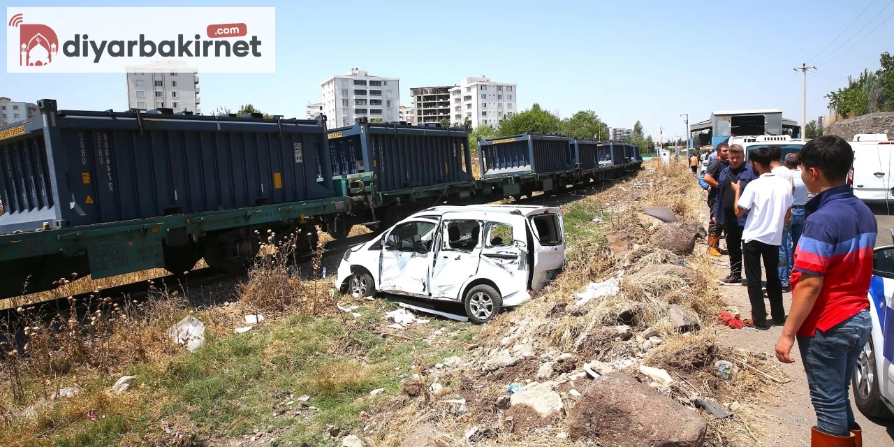 Diyarbakır'da Yük Treni ile Hafif Ticari Araç Çarpıştı: Olayda Yaralılar Bulunuyor