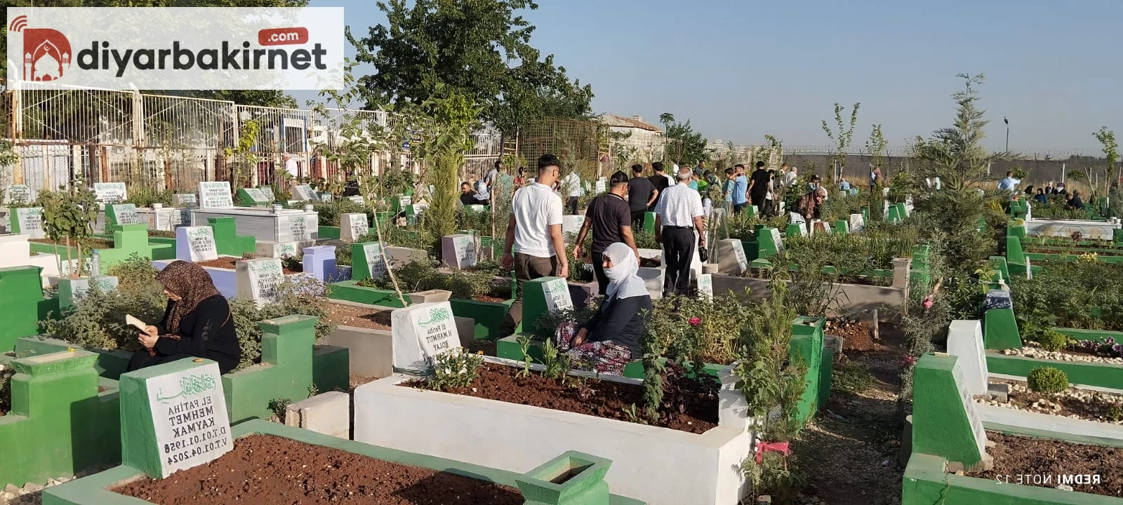 Mezarlık, ziyaretçilerin akınına uğradı