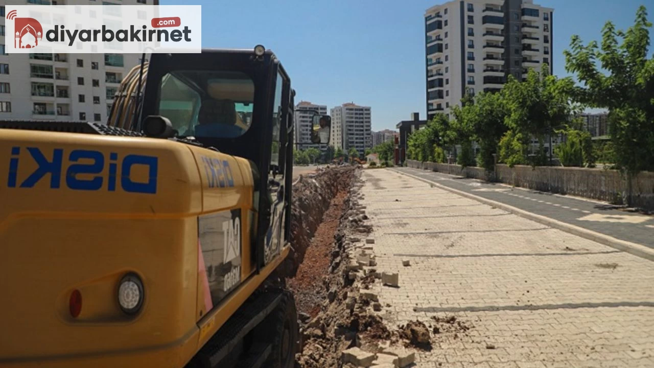 Diyarbakır'da bulvar üzerinde yürütülen içme suyu hattı çalışması devam ediyor