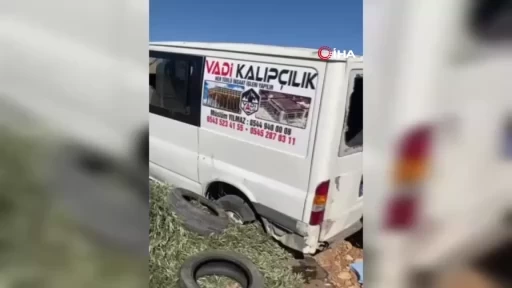 Lastiği patlayan araç yolda devrildi: 5 kişi yaralandı