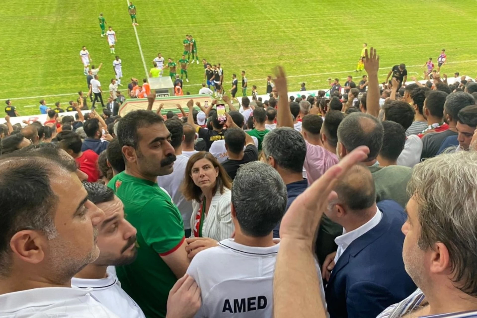 Amedspor-İstanbulspor Maçında Protokol Krizi: Serra Bucak ve Doğan Hatun Taraftar Arasında Maçı İzledi