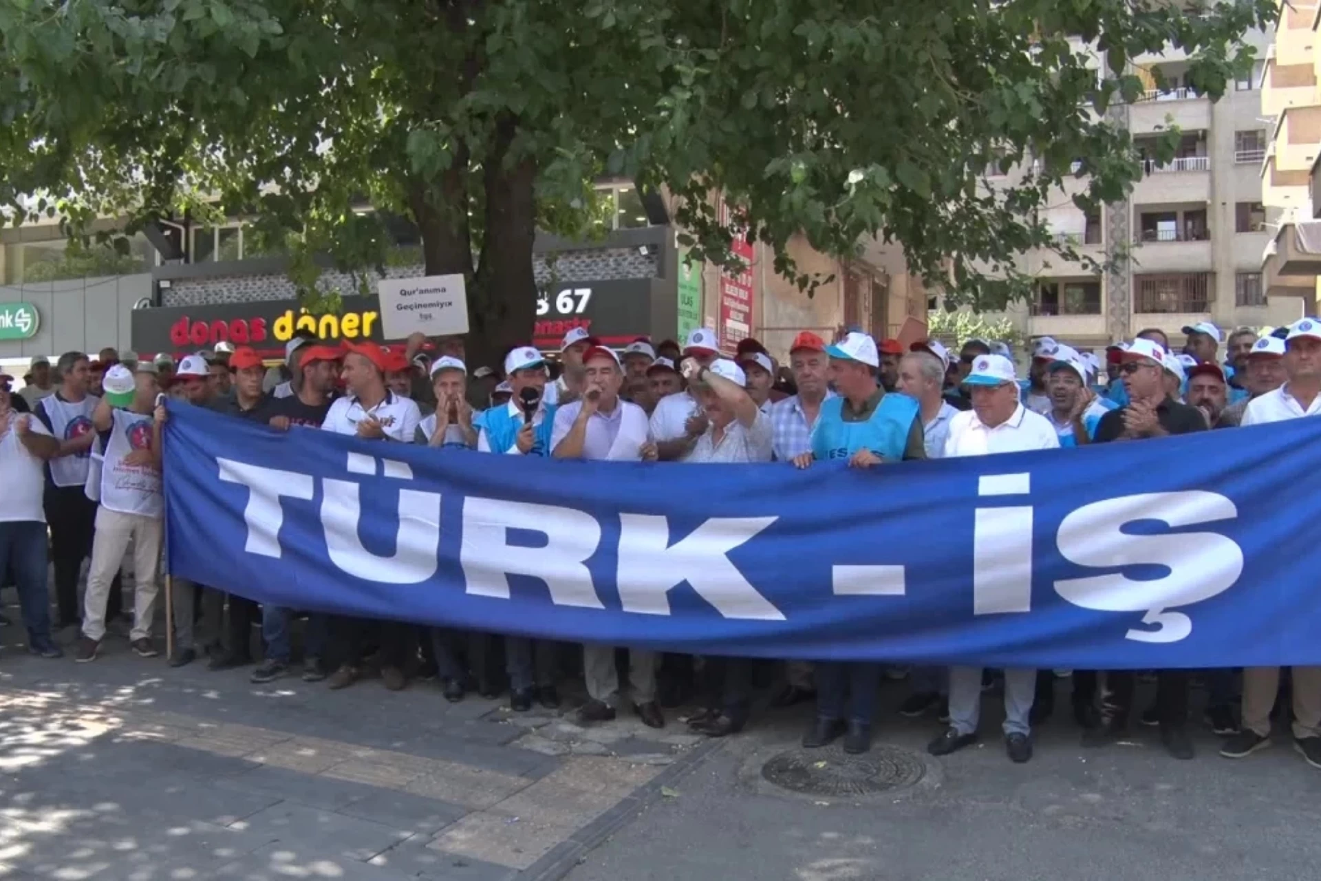 Diyarbakır'da Türk-İş'ten "Zordayız, Geçinemiyoruz" Eylemi: Yoksulun Dayanacak Gücü Kalmadı