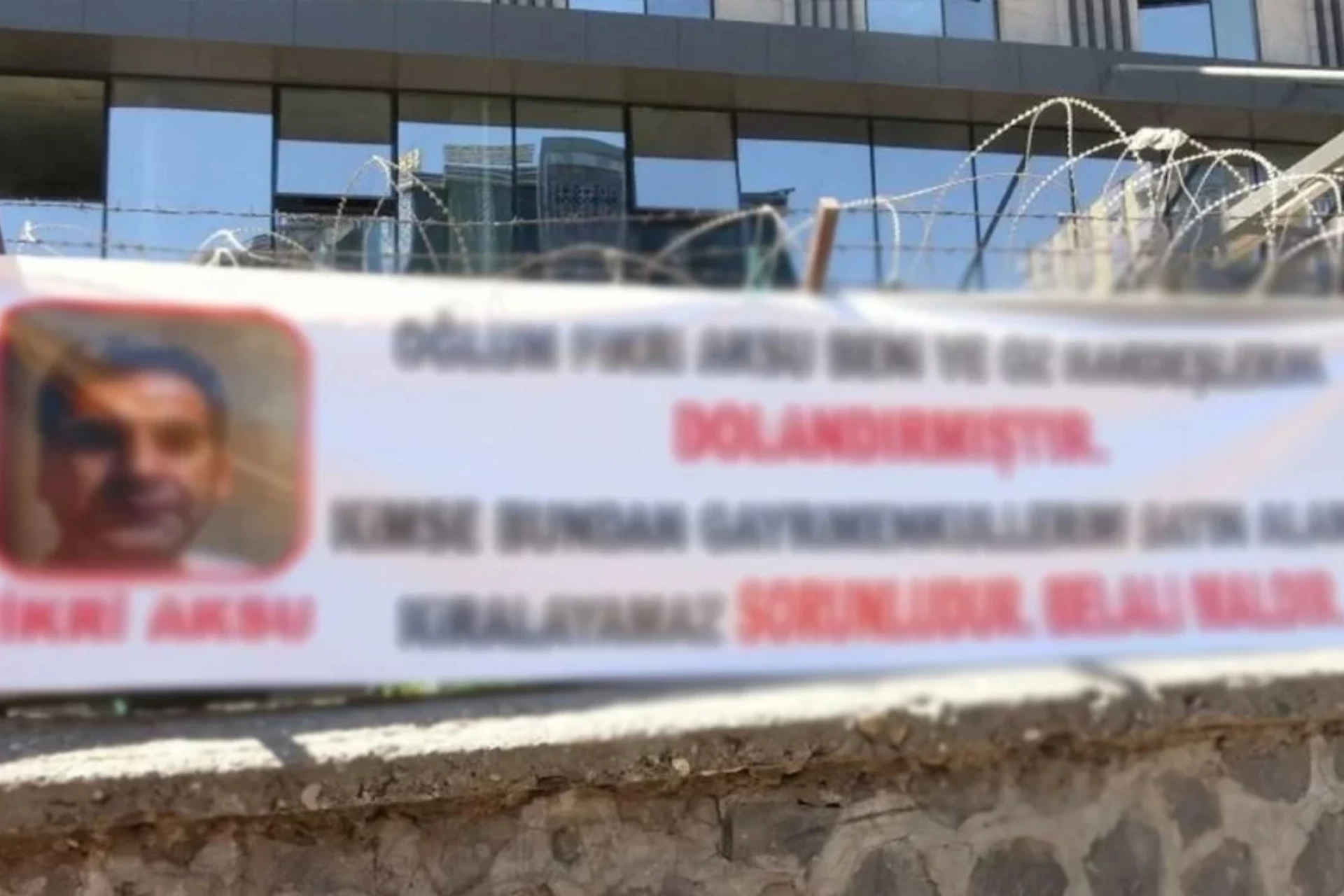 Diyarbakır’da Babadan Oğluna Pankartlı İntikam