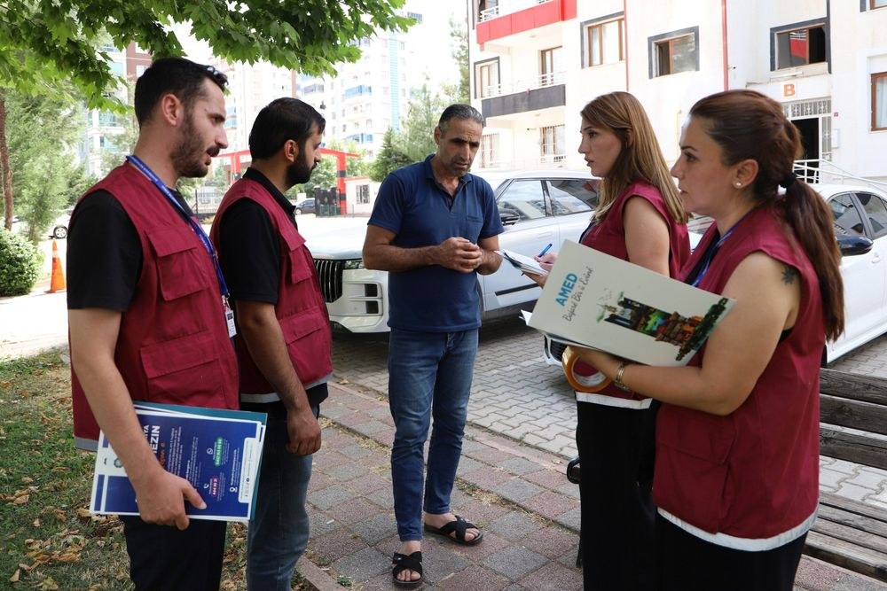Diyarbakır Büyükşehir Belediyesi Yerinde Çözüm ekibi sahada yurttaşla görüşüyor