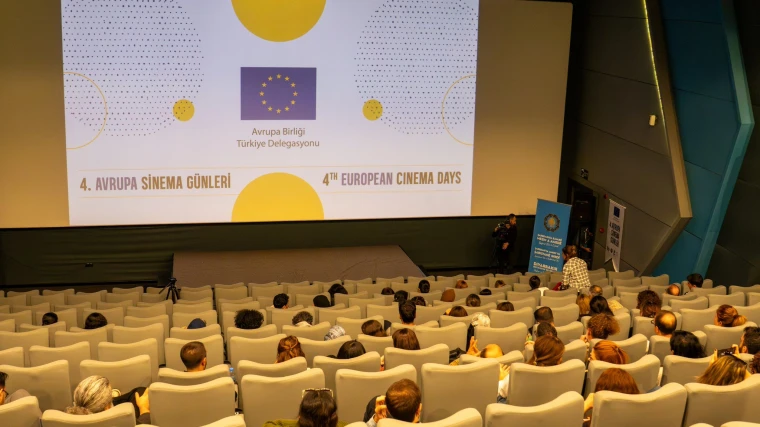 Çand Amed Kültür ve Kongre Merkezi'nde 4. Avrupa Sinema Günleri gösterimini izleyen seyirciler