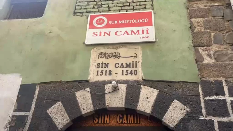 Diyarbakır Sur'da Ziya Gökalp Mahallesi'ndeki tarihi Sin Camii'nin siyah-beyaz taş kemerli girişi ve "Sin Camii 1518-1540" kitabesi