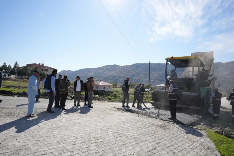 Hani'deki bağlantı yolunda parke taşı yerine sıcak asfalt serilirken