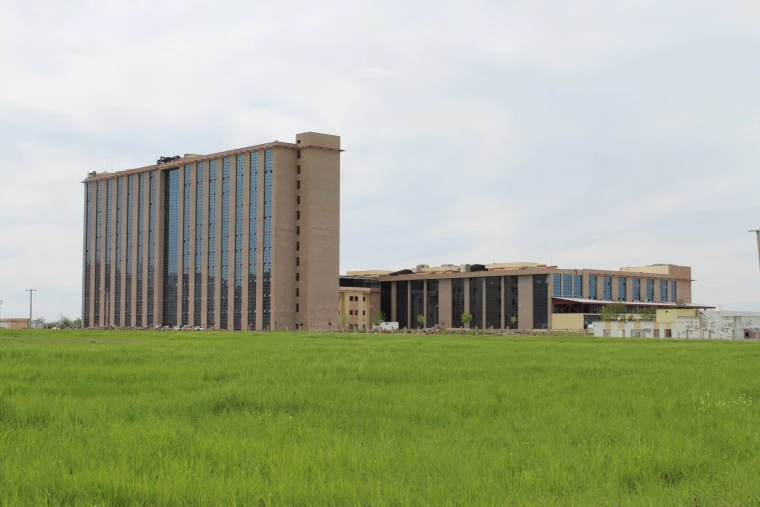 Diyarbakır Gazi Yaşargil Eğitim ve Araştırma Hastanesi'nin dışarıdan genel görünümü