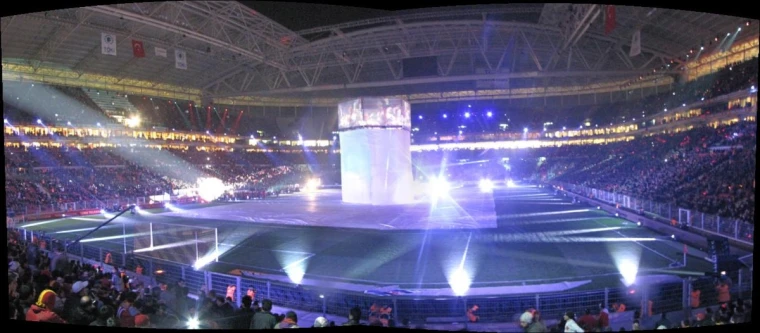 Galatasaray'ın iç saha maçlarını oynadığı RAMS Park stadyumunun içeriden gece görünümü