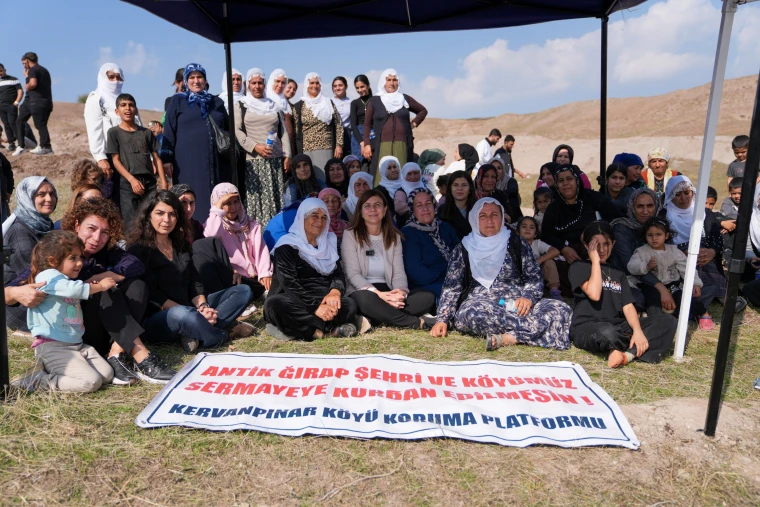 Kervanpınar'da GES projesine karşı nöbet çadırının önünde oturan mahalleli kadınlar ve çocuklar