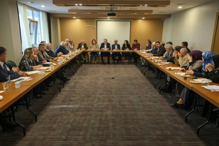 Diyarbakır'da bir otel salonunda DEM Parti ile Kürt siyasi partileri ve kurumlarının temsilcilerinin katıldığı toplantı